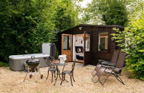 Copperbeech Hut - Romantic Hideaway with a Private Hot Tub - Photo 1