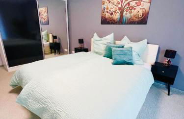 The Villa Toscana, a serene retreat in Center of Friedrichshafen City with lush green lawns, terrace & private garage- Lidl, Bakery walking distance- Bodenseecenter, Sportsbad 3 mins, Lake 7 mins - Foto 15