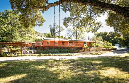 Serene Vineyard Chateau with Pool, Hot Tub, BBQ - Foto 70