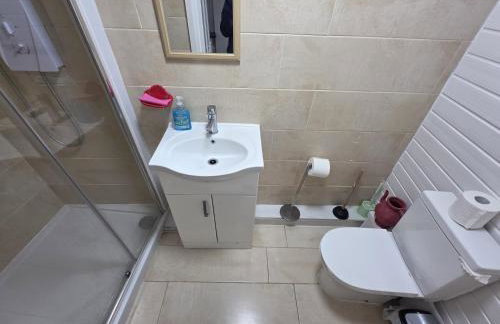 Spacious 3-Bedroom Apartment Near Stratford, 1 Minute From Train Station - Foto 22