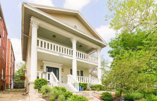 Chic 4BR 3BA Historic Home Near Country Club Plaza - Photo 4