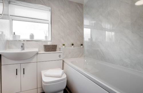 Comfortable 3 Bedroom Gem with 2 Bathrooms Perfect for Groups - Photo 4