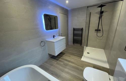 Hot tub lodge with stunning view - Foto 16