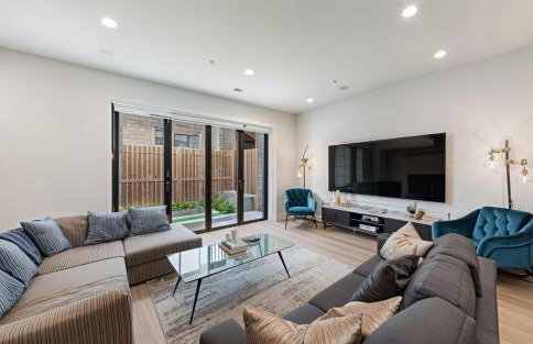 Spacious 4-bed townhouse with parking - Foto 1