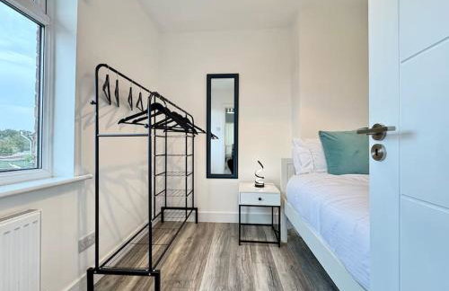 Modern 3 Bedroom Home - Free Driveway Parking - 6 Guests - Upstairs Bathroom and Downstairs WC - Foto 30