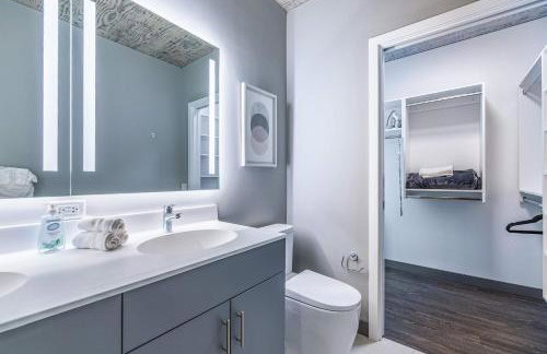 Freshly Minted 2BR - Elegance & Comfort in Central Chicago - Photo 34