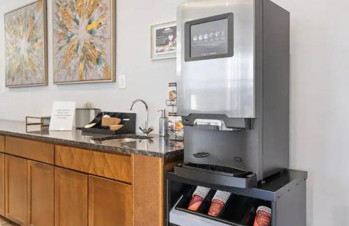 Lavish 1BR with Pool & Gym Access - Foto 39