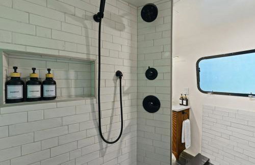 Airstream w Bathtub, River, & Hot Tub - Foto 10