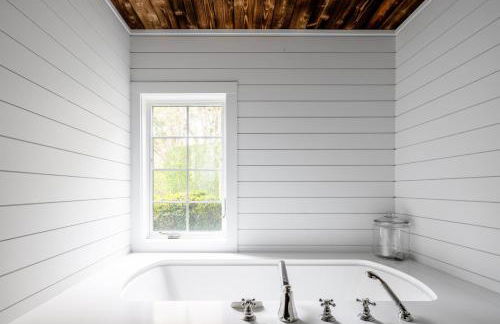 Bridgehaven Estate by Rove Travel - Luxe Home with Pool - Photo 19