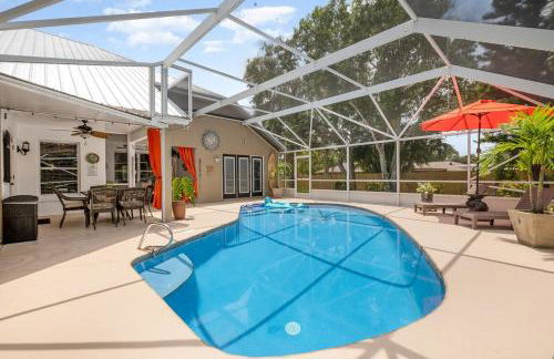 Elegant 4BR Pool Sanctuary - Ideal for Work or Play! - Foto 4