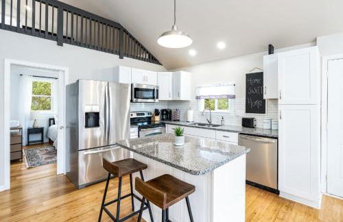 Loft Cabin w, Hot Tub, Fire Pit, Huge Deck & WiFi! - Foto 5