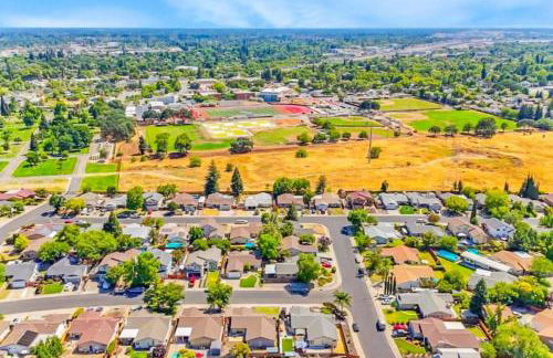 Spacious 4BR Family Home Free Parking, Fast WiFi, Near Galleria & Fountains - Foto 27