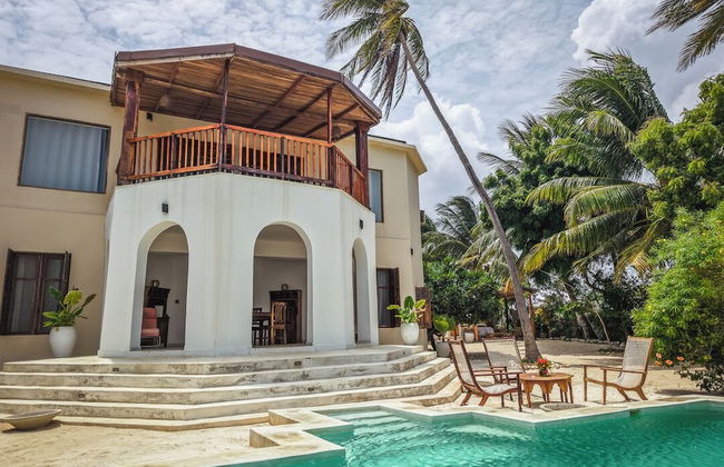 Solymar Staffed Beach Front Villa - Photo 30