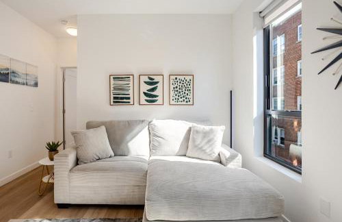 Modern & Spacious 2BR Apartment with Gym & Parking - Photo 3