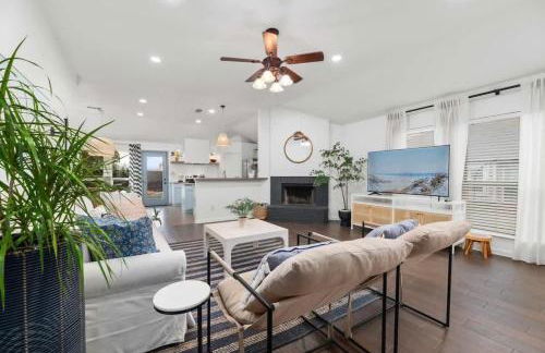 Sunny 4BR with Backyard Oasis - 15 Min to Lakes - Foto 7