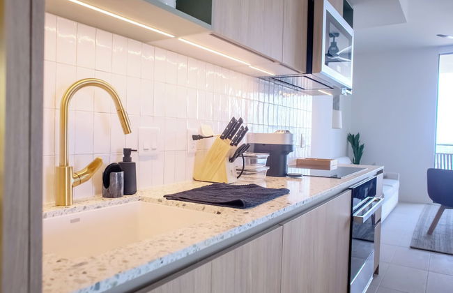 Luxurious Downtown Escape - Photo 19