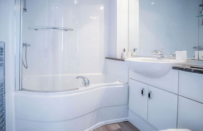 Beach View - 2 Bed Apartment - Llanelli - Photo 31