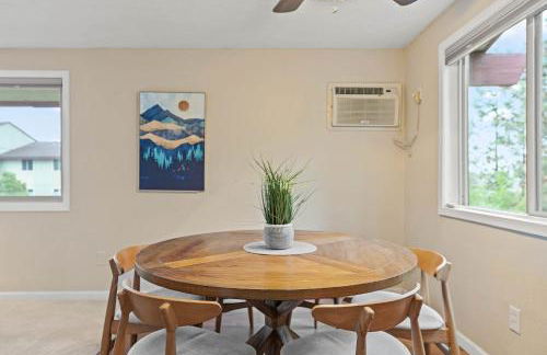 Modern Amenities Gas Fireplace Central Location - Foto 13