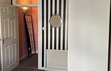 The Hive 2-Bed Apartment with Kitchen and Private Bathroom in Lively Monton Village - Sleeps 4 - Free WiFi - Parking Nearby - Foto 20