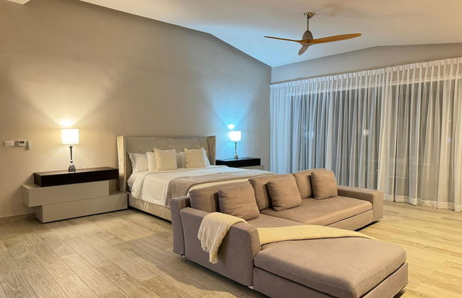 Spacious Villa w Pool Garden Views - Photo 34