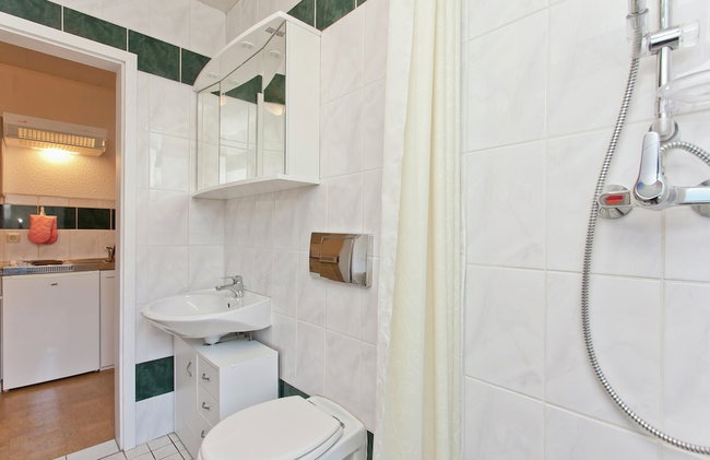 Spacious Stay Near Trails - Photo 15