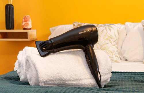 Beautiful City Centre Apartment with Free Parking, Fast-Wifi, SmartTV with Netflix and Private Garden by Yoko Property - Foto 17