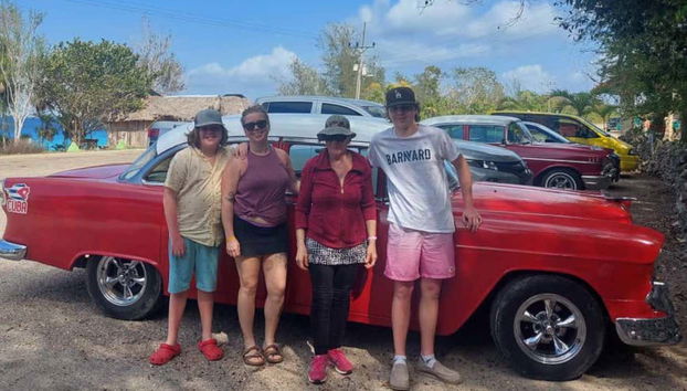 Photo souvenir avec une voiture classique