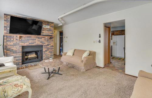 Walk to Crooked Lake Beach and Dtwn! Home with Patio - Foto 6