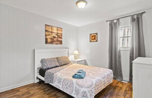 Beachy Getaway - Cozy and Secluded Lodge Home - Foto 4