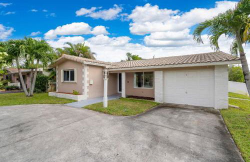 Stunning 4BR Oasis with Pool, 14 minutes to the Ocean - Foto 18