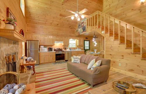 Secluded Cross Creek Cabin with Deck and Fire Pit! - Foto 2