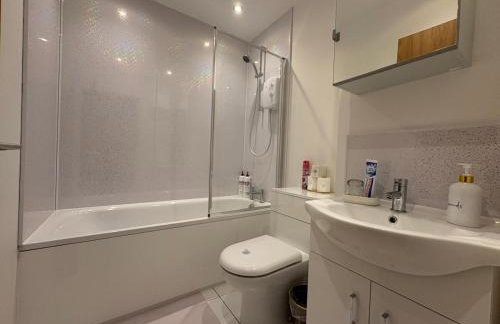 Misk Homes #3 Near Heathrow Airport, shops & Brunel University - Free Parking - Foto 15