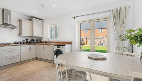 Contemporary 3 Bedroom home in Launton Village - close to Tythe Barn, Bicester Shopping & Bicester Heritage - Foto 2