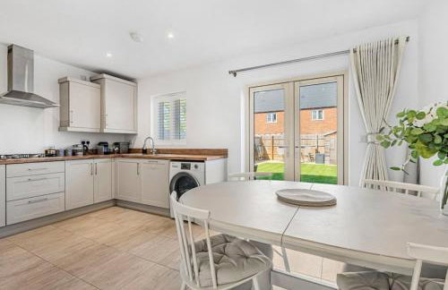 Contemporary 3 Bedroom home in Launton Village - close to Tythe Barn, Bicester Shopping & Bicester Heritage - Foto 2