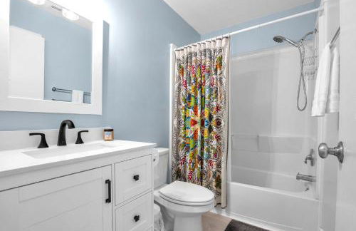 Cozy 2BR Condo - Beachside Bliss with Yard Space condo - Foto 19