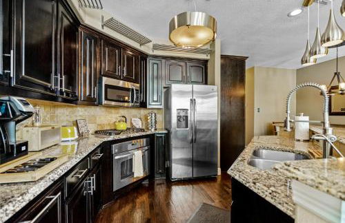 Luxury & Highly furnished upscale w Patio & Garage - Foto 6