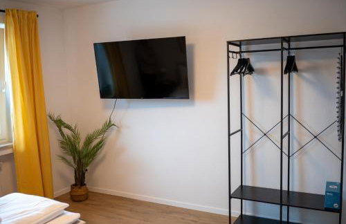 Platz für 8 Pers - C4S Come4Stay Monteure "InnArt" Boxspringbett Einzelbett Töging am Inn, Parkplatz, WLAN, Balkon, Smart TV, voll ausgestatteter Küche, Waschmaschine - Foto 12