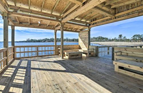 Luxurious Waterfront Home with Private Pier and Views! - Foto 42