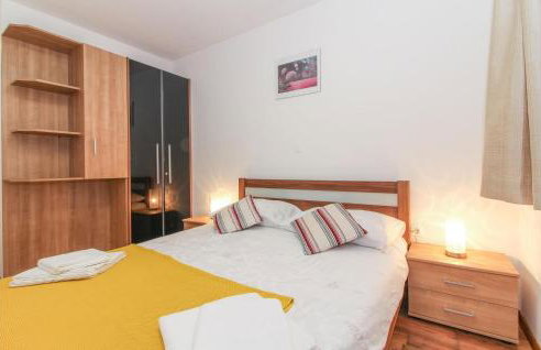 2 Bedroom Lovely Apartment In Gracisce - Foto 13