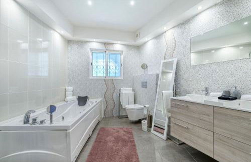 Golfinhos - MAGNIFICENT & SPACIOUS 5 BEDROOM VILLA - Foto 72