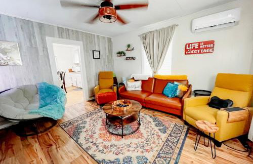 Giggling Creek Cottage - BedJet! King Sized! Gazebo, 45 Acres, Arcades, Nintendo, more - Foto 6