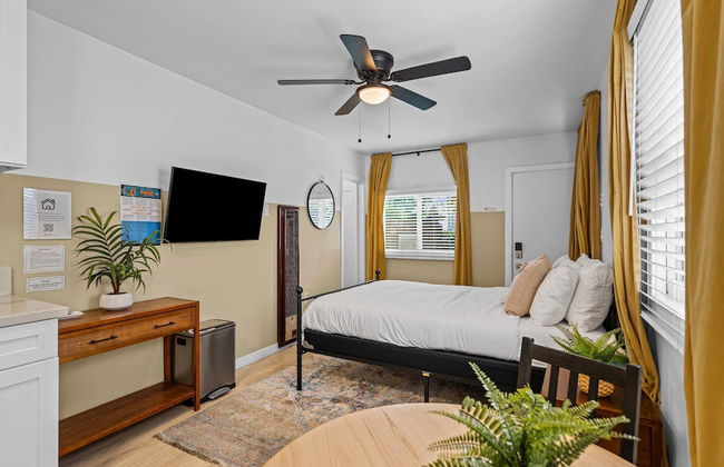 Live Like a Local - Studio With Huge Backyard - Photo 25