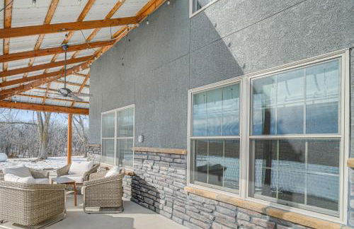 Patio and Fishing Pond! Modern Barndominium Near KC - Foto 24