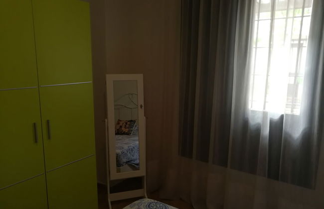 Velez Nazari - Photo 1