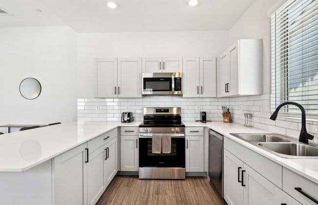 Fresh Modern Home with Pool BBQ - Foto 9