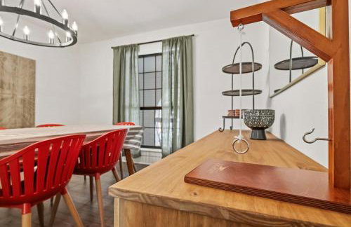 Boho Retreat with 2 Masters and Plenty of Space - Foto 24