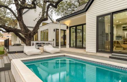 6BDR Luxe Pool Retreat • City Views Ping Pong Foosball Guest House Henley - Foto 1