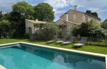 Le Mazet de la pointe dans les Alpilles avec piscine et jardin - Foto 1