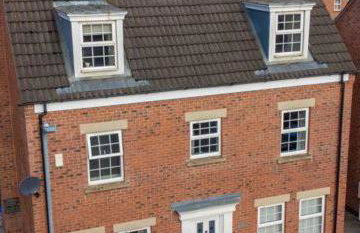 Spacious 5-Bed Detached House, Sleeps 10, Parking - Photo 2