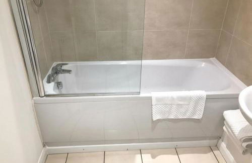 4 Bedroom Home - Sleeps 7 Pet Friendly & Parking - Foto 7